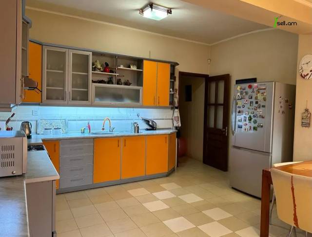 3 սենյականոց բնակարան Պուշկինի փողոցում, 106 ք.մ., 2 սանհանգույց, բարձր առաստաղներ, մի քանի պատշգամբ