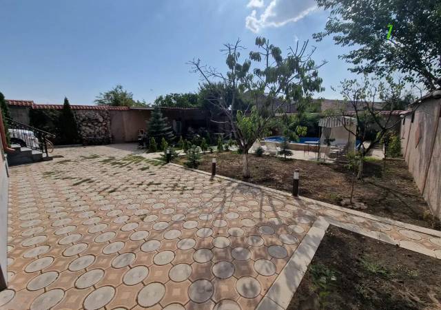 Երկու հարկանի քարե ամառանոց 12-րդ փողոցում Պտղնիում, 600 ք.մ., 3+ սանհանգույց, եվրովերանորոգված