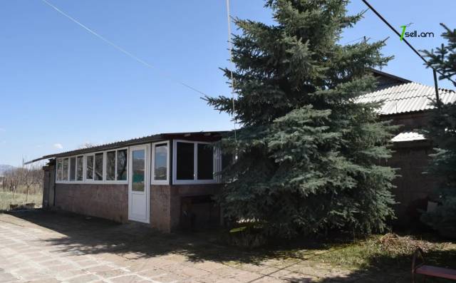 Մեկ հարկանի քարե տուն Մարմաշենում, 141 ք.մ., 2 սանհանգույց, մեծ հողամաս, եվրովերանորոգված