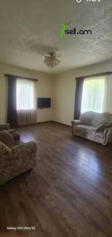 Երկու հարկանի տուն Կնունյանց փողոցում Եղվարդում, 300 քմ, 3+ սանհանգույց, կապիտալ վերանորոգված