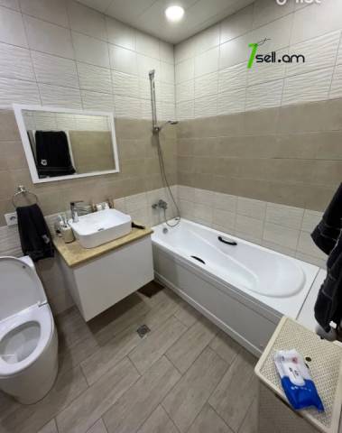 4 սենյականոց բնակարան նորակառույց շենքում Պարույր Սևակի փողոցում, 170 ք.մ., 2 սանհանգույց