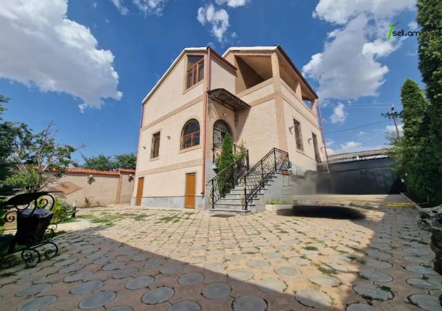 Երկու հարկանի քարե ամառանոց 12-րդ փողոցում Պտղնիում, 600 ք.մ., 3+ սանհանգույց, եվրովերանորոգված