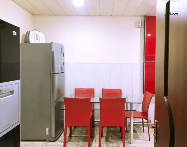 4 սենյականոց բնակարան Արամ Խաչատրյան փողոցում, 113 ք.մ., 3/5 հարկ, կապիտալ վերանորոգված, քարե շենք