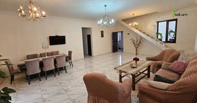 Երկու հարկանի քարե տուն Դավիթ Բեկի փողոցում Էրեբունիում, 240 քմ, 2 սանհանգույց, եվրովերանորոգված