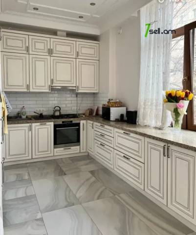 3 սենյականոց բնակարան Աբովյան փողոցում, 88 քմ, 2/5 հարկ, 2 սանհանգույց, բարձր առաստաղներ