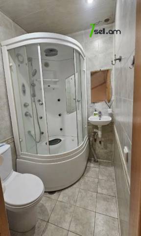 Երեք հարկանի քարե տուն Վրթանես Փափազյան փողոցում Արաբկիրում, 500 քմ, 3+ սանհանգույց