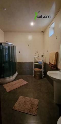 Երկու հարկանի քարե տուն Աջափնյակում, 360 ք.մ., 3+ սանհանգույց, եվրովերանորոգված