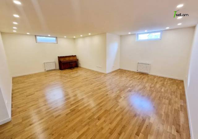 Երեք հարկանի քարե թաունհաուզ, Վահագնի Թաղամաս Աջափնյակում, 400 ք.մ., 3+ սանհանգույց