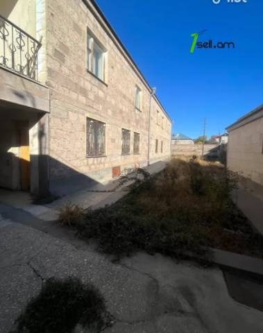 Երկու հարկանի քարե տուն Աբովյանում, 1170 ք.մ., 2 սանհանգույց, մասնակի վերանորոգում