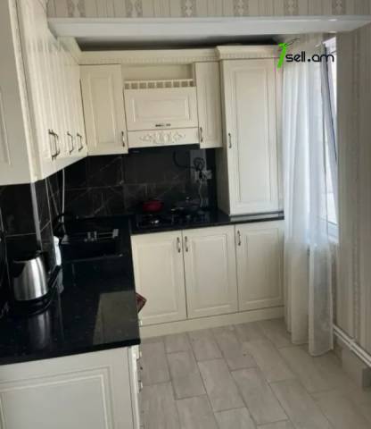 4 սենյականոց բնակարան Էրեբունու փողոցում, 90 քմ, դիզայներական ոճով վերանորոգված, քարե շենք