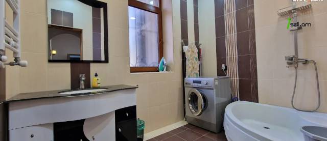 Երեք հարկանի քարե տուն Մելքումովի փողոցում Դավիթաշենում, 600 քմ, 3+ սանհանգույց, եվրովերանորոգված