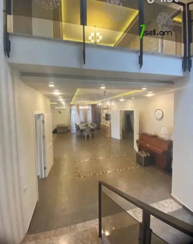 Երեք հարկանի տուն Մարշալ Բաբաջանյան փողոցում Ավանում, 715 քմ, 3+ սանհանգույց