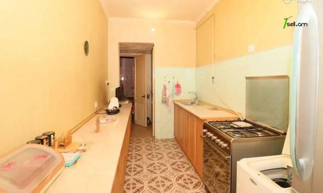 3 սենյականոց բնակարան Թումանյան փողոցում, 103 ք.մ., բարձր առաստաղներ, մի քանի պատշգամբ, քարե շենք