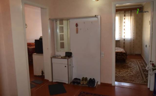 4 սենյականոց բնակարան Պարույր Սևակի փողոցում, 98 ք.մ., նախավերջին հարկ, մի քանի պատշգամբ