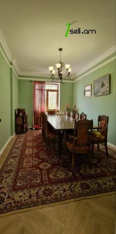 Երեք հարկանի քարե տուն Մելքումովի փողոցում Դավիթաշենում, 600 քմ, 3+ սանհանգույց, եվրովերանորոգված