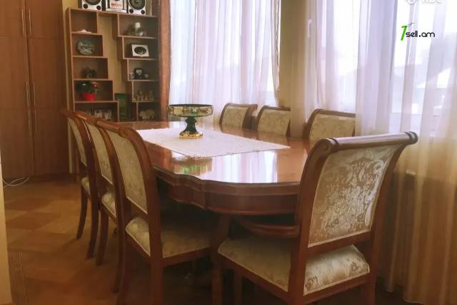 4 սենյականոց բնակարան Արամ Խաչատրյան փողոցում, 113 ք.մ., 3/5 հարկ, կապիտալ վերանորոգված, քարե շենք