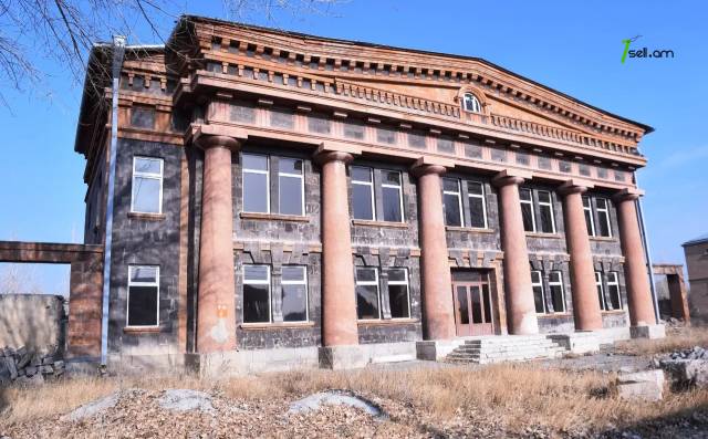 Երեք հարկանի քարե տուն Գարեգին Նժդեհի պողոտայում Գյումրիում, 717 քմ, 2 սանհանգույց