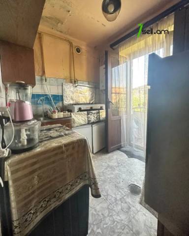 2 սենյականոց բնակարան Արցախի պողոտայում, 44 ք.մ., 3/5 հարկ, կոսմետիկ վերանորոգում, քարե շենք