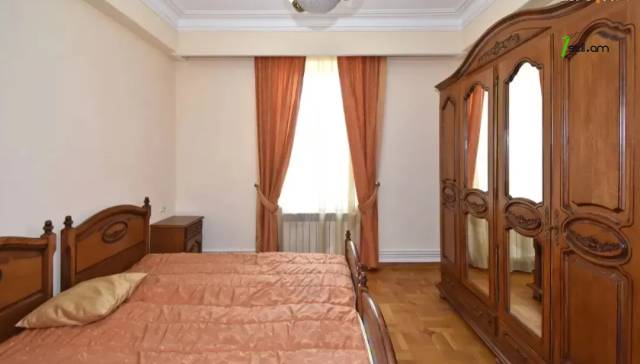 Ընդարձակ 4 սենյականոց բնակարան նորակառույց շենքում Ալեք Մանուկյանի փողոցում, 210 քմ, 2/10 հարկ