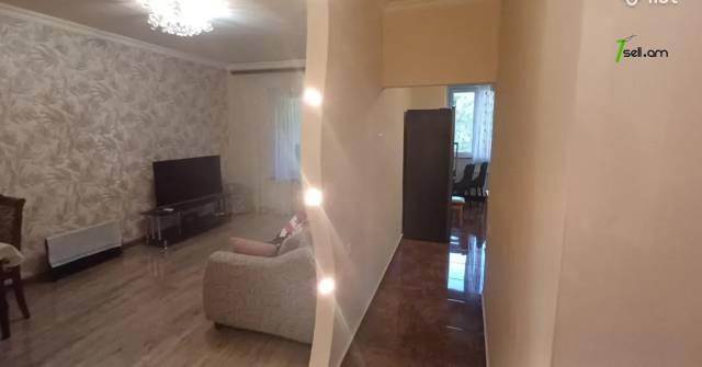 3 սենյականոց բնակարան Աբովյան փողոցում, 87 ք.մ., 3/5 հարկ, կապիտալ վերանորոգված, քարե շենք