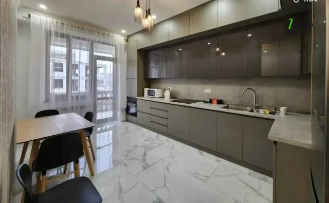 4 սենյականոց բնակարան նորակառույց շենքում Ադոնցի փողոցում, 125 ք.մ., 2 սանհանգույց, բարձր առաստաղներ