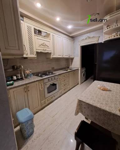 3 սենյականոց բնակարան, Աթոյան փողոց անցուղի, 90 ք.մ., 1/5 հարկ, կապիտալ վերանորոգված, քարե շենք