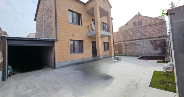 Երկու հարկանի քարե տուն Սամվել Գևորգյան փողոցում Դավթաշենում, 620 քմ, 2 սանհանգույց