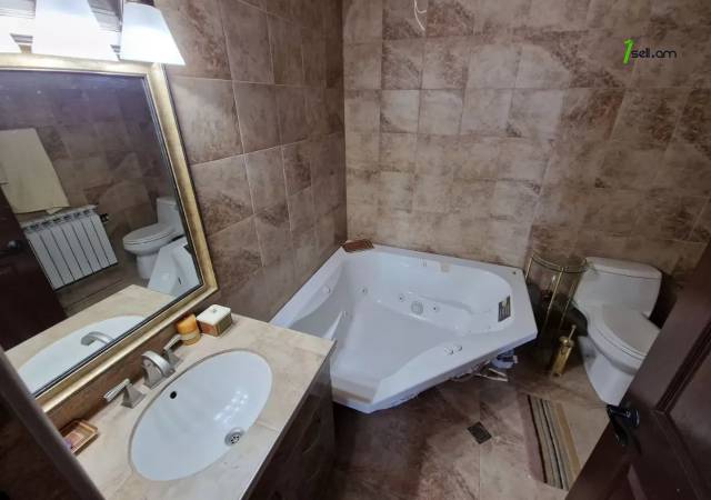 Երկու հարկանի քարե տուն, Գ-1 թաղամաս Աջափնյակում, 500 ք.մ., 3+ սանհանգույց, եվրովերանորոգված