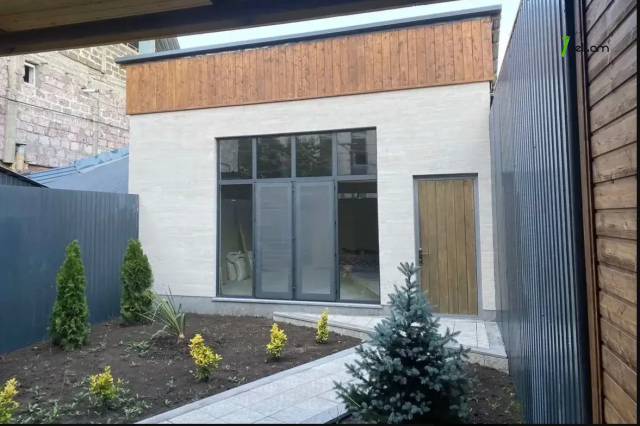 Մեկ հարկանի քարե տուն Վարդան Աճեմյանի փողոցում Էրեբունիում, 235 քմ