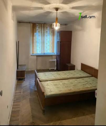 2 սենյականոց բնակարան Հալաբյան փողոցում, 54 ք.մ., 1/4 հարկ, կապիտալ վերանորոգված, քարե շենք