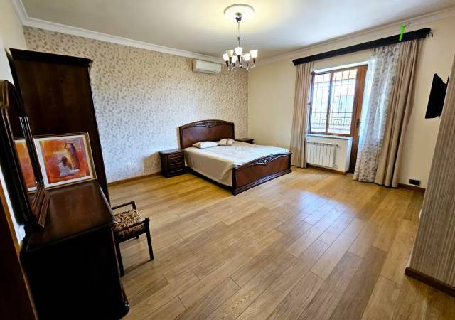 Երկու հարկանի քարե տուն Աջափնյակում, 1000 ք.մ., 3+ սանհանգույց, դիզայներական ոճով վերանորոգված