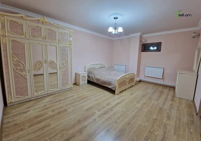 Երեք հարկանի քարե տուն Գաջեգործների փողոցում Էրեբունիում, 900 քմ, 2 սանհանգույց