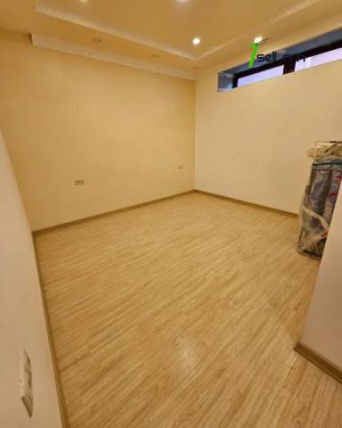 Երեք հարկանի տուն Պրահայի փողոցում կենտրոնում, 920 ք.մ., 3+ սանհանգույց, մասնակի վերանորոգում