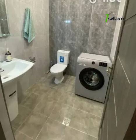 3 սենյականոց բնակարան նորակառույց շենքում Նիկողայոս Ադոնցի փողոցում, 93 ք.մ., 2 սանհանգույց