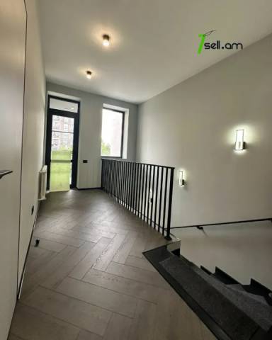 Երկու հարկանի քարե թաունհաուզ Էրեբունու փողոցում Էրեբունիում, 205 քմ, 2 սանհանգույց