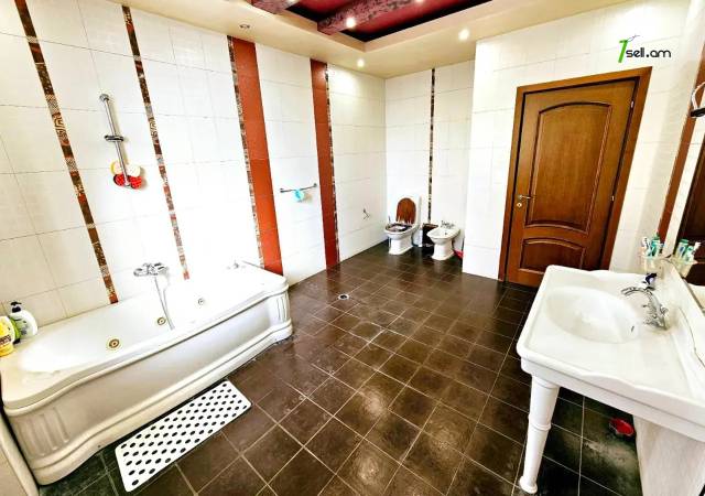 Երեք հարկանի քարե տուն Քեռու փողոցում Արաբկիրում, 1600 ք.մ., 3+ սանհանգույց, կապիտալ վերանորոգված