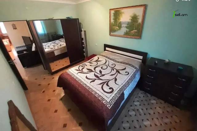 3 սենյականոց բնակարան, Աթոյան փողոցի նրբանցք, 82 քմ, 2/5 հարկ, կապիտալ վերանորոգված, քարե շենք