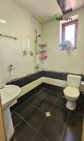 Երկու հարկանի քարե տուն Սիլիկյանի 5-րդ փողոցում Աջափնյակում, 820 քմ, 3+ սանհանգույց, մեծ հողամաս