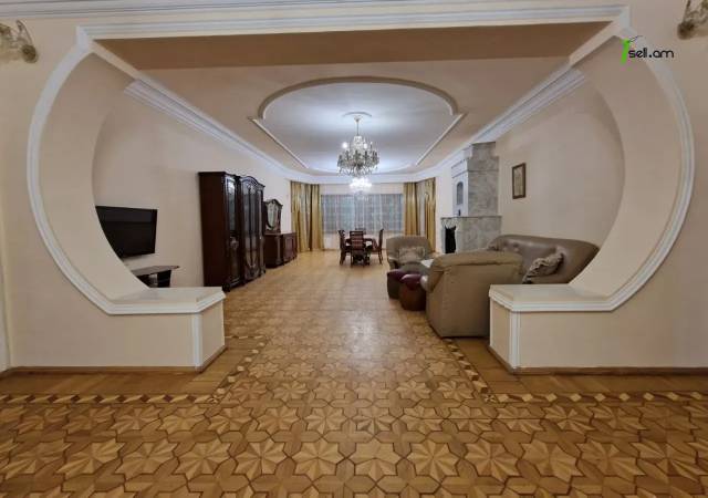 Երեք հարկանի քարե տուն Դավիթ Բեկի փողոցում Էրեբունիում, 2550 ք.մ., 3+ սանհանգույց, մեծ հողամաս