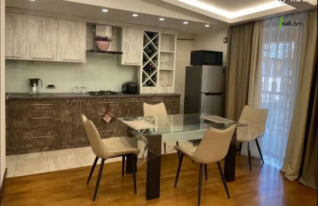 3 սենյականոց բնակարան Նալբանդյան փողոցում, 100 ք.մ., մի քանի պատշգամբ