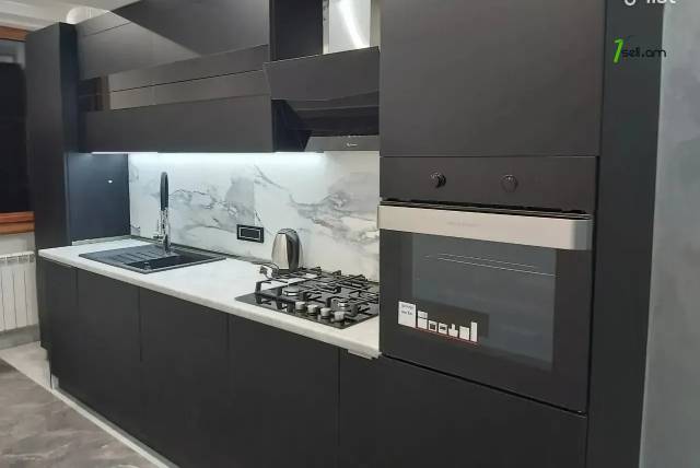 3 սենյականոց բնակարան Պարույր Սևակի փողոցում, 84 ք.մ., 2 սանհանգույց, եվրովերանորոգված, քարե շենք