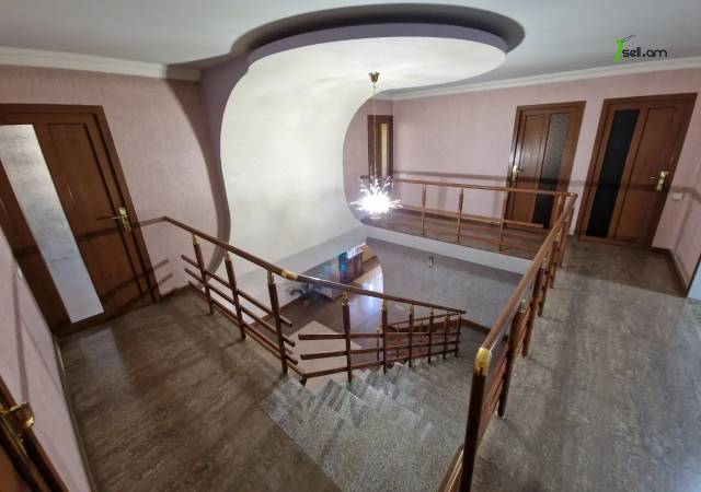 Երկու հարկանի քարե տուն Աշոտ Հովհաննիսյանի փողոցում Նոր Նորքում, 700 ք.մ., 3+ սանհանգույց