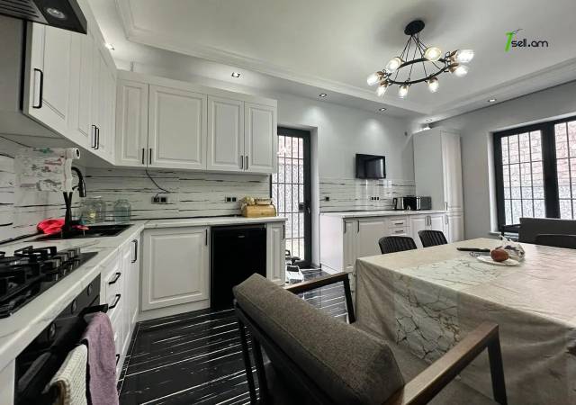 Երկու հարկանի քարե տուն 21-րդ փողոցում Զովունիում, 220 ք.մ., 2 սանհանգույց, կապիտալ վերանորոգված