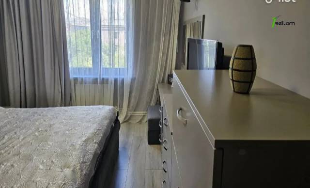 4 սենյականոց բնակարան Շինարարների փողոցում, 80 քմ, կապիտալ վերանորոգված, քարե շենք