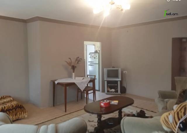 Երեք հարկանի քարե ամառանոց 16-րդ փողոցում Գետամեջում, 148 ք.մ., 2 սանհանգույց, մասնակի վերանորոգում