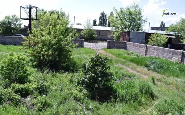 Երկու հարկանի քարե տուն, Ախուրյան խճուղի Ախուրյանում, 680 ք.մ., 2 սանհանգույց, մեծ հողամաս