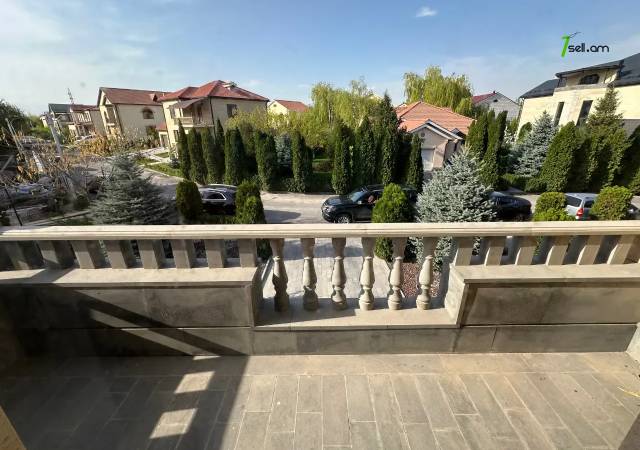 Երեք հարկանի տուն, Վահագնի Թաղամաս Աջափնյակում, 500 ք.մ., 3+ սանհանգույց