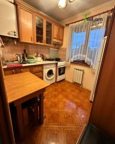 3 սենյականոց բնակարան, Safaryan St, 64 ք.մ., 3/5 հարկ, եվրովերանորոգված, քարե շենք