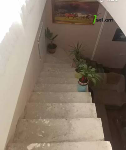 Երեք հարկանի քարե տուն Արաբկիրում, 300 ք.մ., 3+ սանհանգույց, մասնակի վերանորոգում