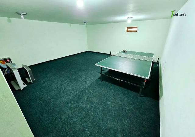 Երեք հարկանի քարե տուն Բարբյուսի փողոցում Արաբկիրում, 1060 ք.մ., 3+ սանհանգույց